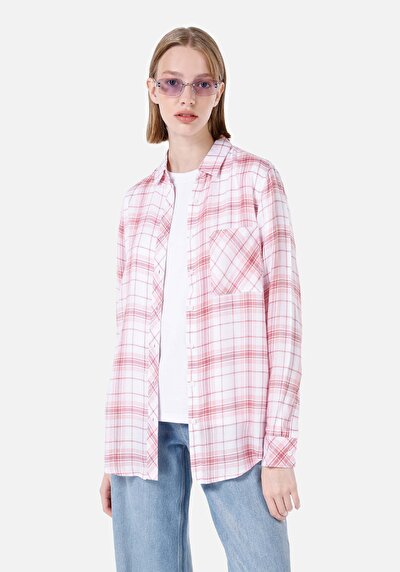 صورة من وردي للنساء قميص  كم طويل