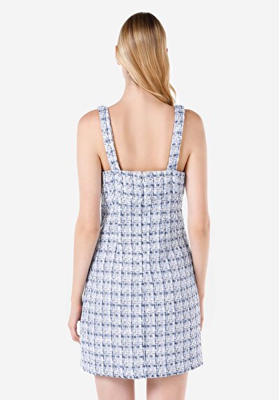 صورة من فستان نسائي أزرق نحيف