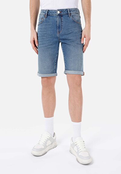 صورة من مستقيم خصر منخفض للرجال الدنيم جينز شورت