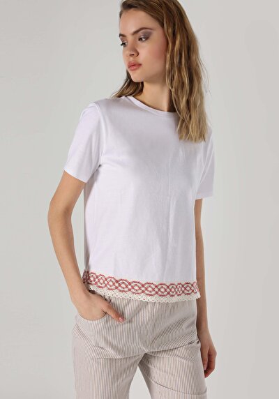 صورة من أبيض للنساء تي شيرت بأكمام قصيرة