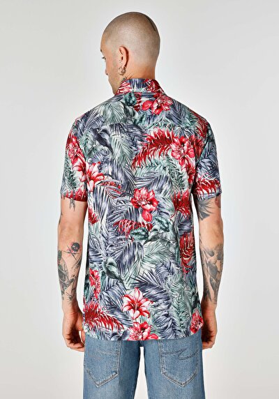 صورة من قميص رقبة مطبوع رجالي متعدد الألوان قميص قصير الأكمام