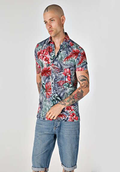 صورة من قميص رقبة مطبوع رجالي متعدد الألوان قميص قصير الأكمام