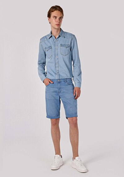 صورة من أزرق للرجال شورت