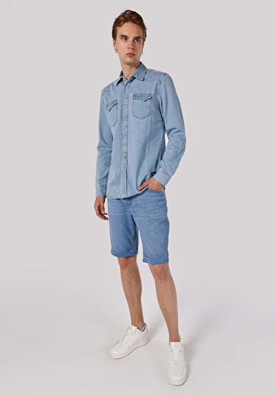 صورة من أزرق للرجال شورت