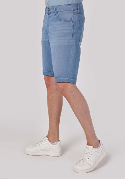 صورة من أزرق للرجال شورت