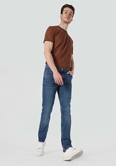 صورة من أزرق للرجال بناطيل