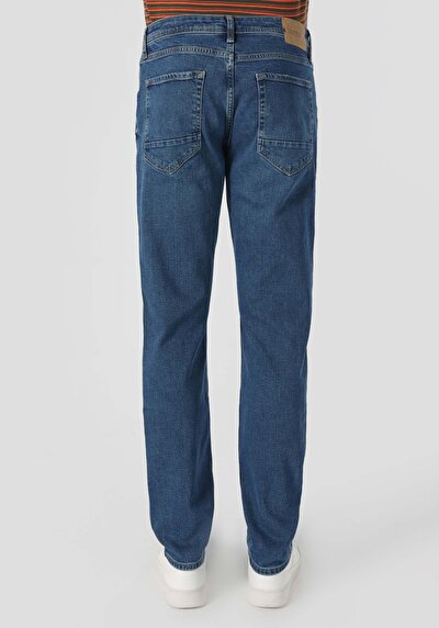 صورة من أزرق للرجال بناطيل