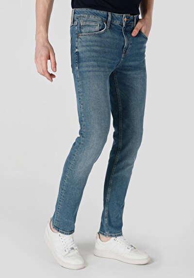 صورة من دينيم للرجال بناطيل