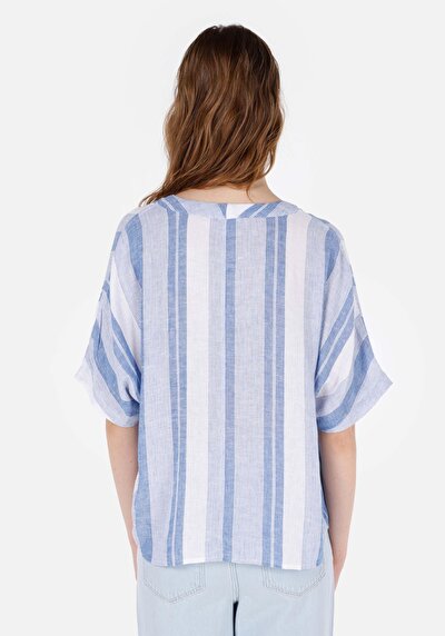 صورة من مقاس عادي رقبة على شكل V مخطط نسائي أزرق كم قصير قميص