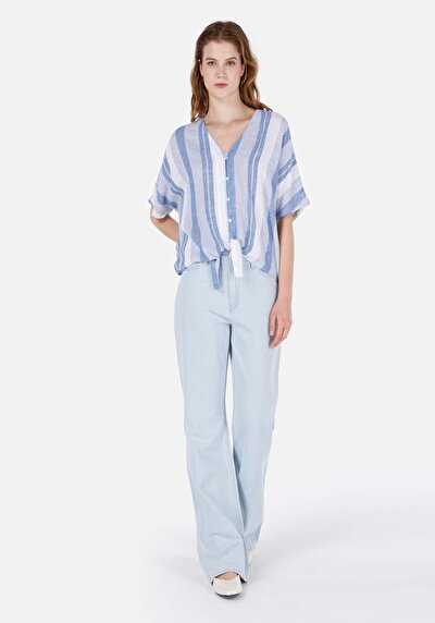 صورة من مقاس عادي رقبة على شكل V مخطط نسائي أزرق كم قصير قميص