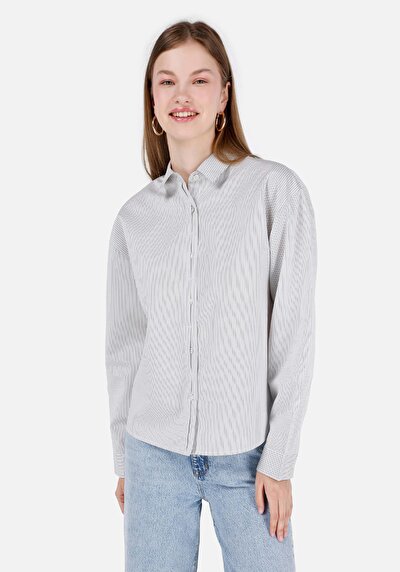 صورة من قميص عادي رقبة مستقيم قميص أبيض بأكمام طويلة نسائي