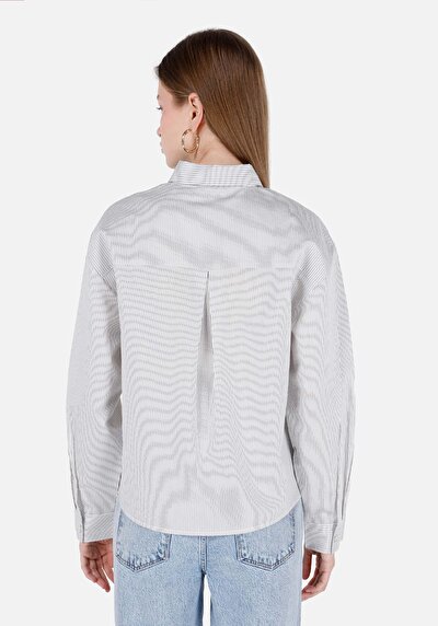 صورة من قميص عادي رقبة مستقيم قميص أبيض بأكمام طويلة نسائي