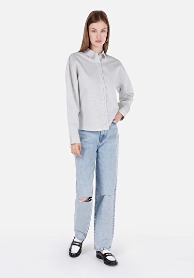 صورة من قميص عادي رقبة مستقيم قميص أبيض بأكمام طويلة نسائي