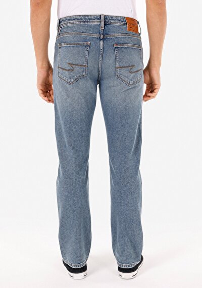 صورة من أزرق للرجال بناطيل