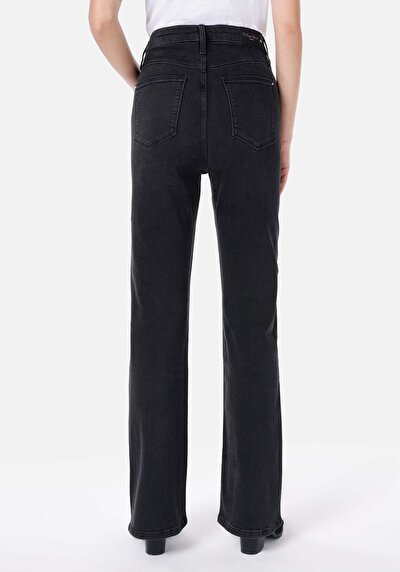 صورة من جينز أسود نسائي