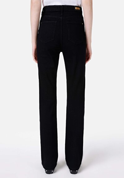 صورة من جينز أسود نسائي