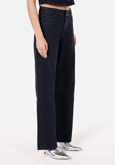 صورة من جينز نيلي غامق نسائي