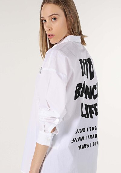 صورة من قميص مريح رقبة مطبوع نسائي أبيض كم طويل قميص