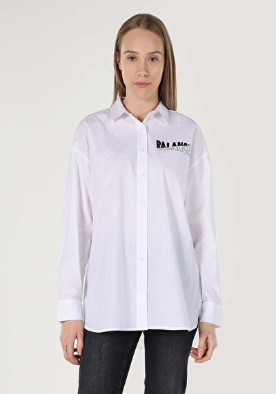 صورة من قميص مريح رقبة مطبوع نسائي أبيض كم طويل قميص