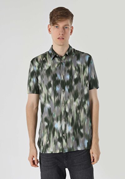 صورة من قميص عادي رقبة مطبوع رجالي أخضر كم قصير قميص