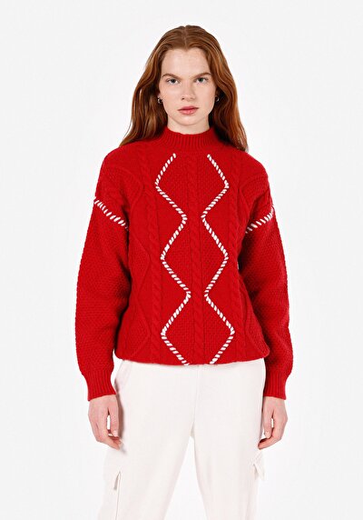 صورة من   رقبة السلحفاة مطرزة نسائية سترة حمراء