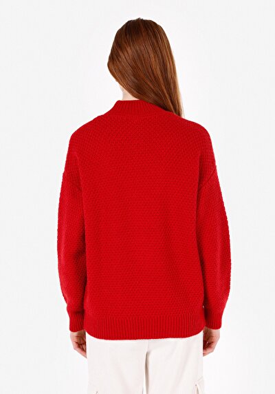 صورة من رقبة السلحفاة مطرزة نسائية سترة حمراء