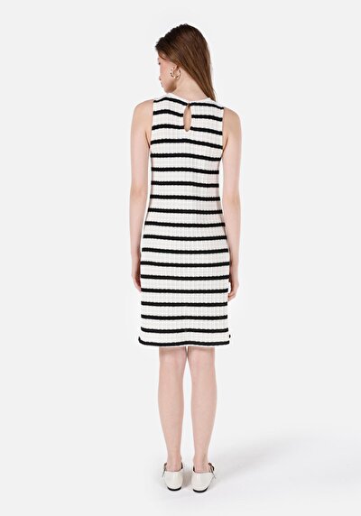 صورة من عادي فستان نسائي أسود بأكمام قصيرة