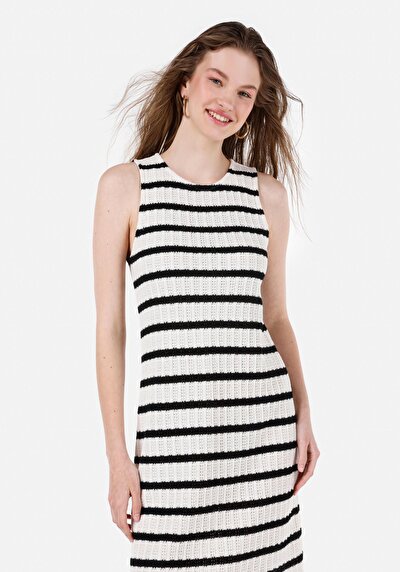 صورة من عادي فستان نسائي أسود بأكمام قصيرة