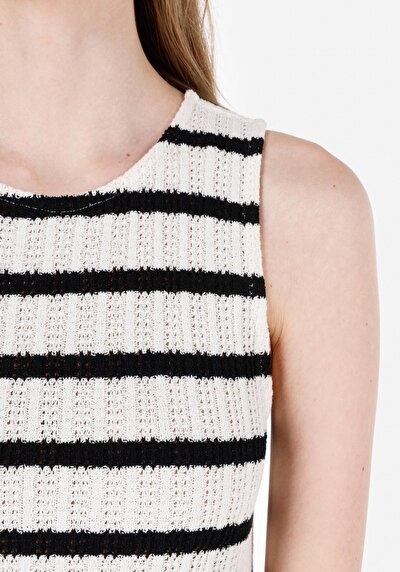 اعرض التفاصيل لـ عادي فستان نسائي أسود بأكمام قصيرة