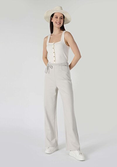 صورة من أبيض للنساء بنطال رياضي