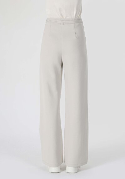 صورة من أبيض للنساء بنطال رياضي