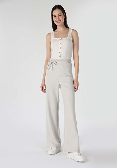 صورة من أبيض للنساء بنطال رياضي