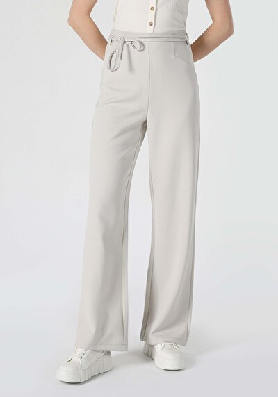 صورة من أبيض للنساء بنطال رياضي