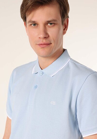 صورة من أزرق للرجال قميص بولو  كم قصير