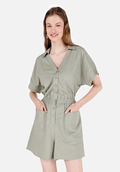 صورة من فستان أخضر نسائي عادي