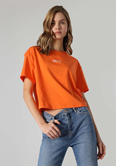 صورة من برتقالي للنساء تي شيرت بأكمام قصيرة