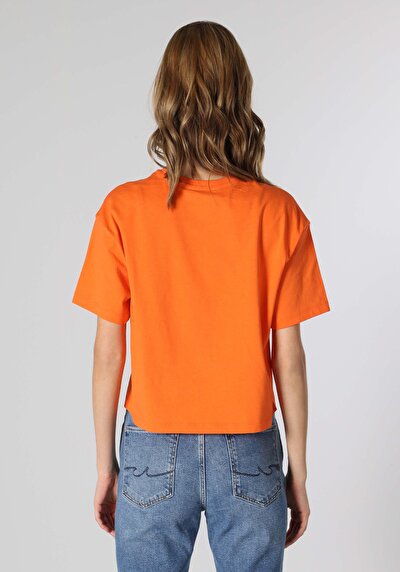 صورة من برتقالي للنساء تي شيرت بأكمام قصيرة