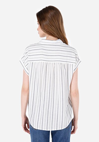 اعرض التفاصيل لـ قميص نسائي أبيض مخطط بياقة عادية قصير الذراع 