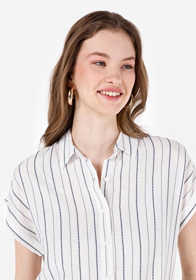 اعرض التفاصيل لـ قميص نسائي أبيض مخطط بياقة عادية قصير الذراع 