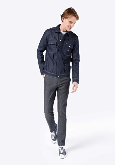 صورة من أزرق داكن للرجال بناطيل