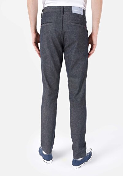 صورة من أزرق داكن للرجال بناطيل