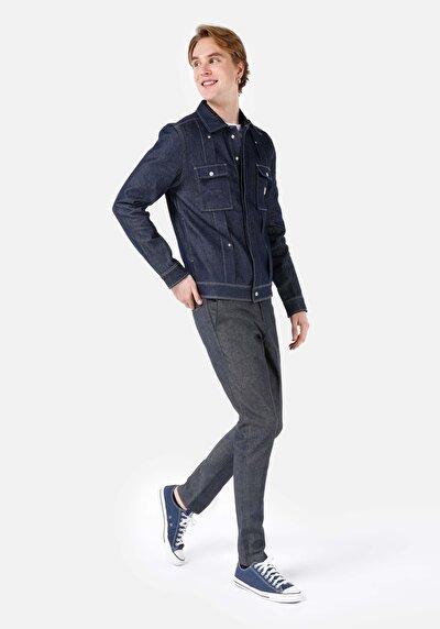 صورة من أزرق داكن للرجال بناطيل