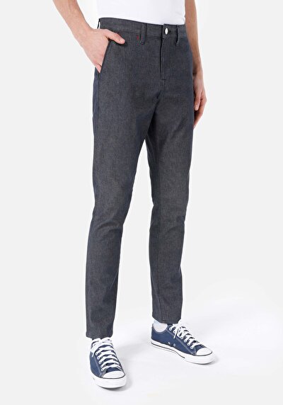 صورة من أزرق داكن للرجال بناطيل