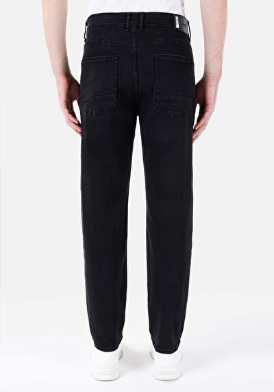 صورة من فضفاض مستقيم الخصر مستقيم الساق الجينز الأسود للرجال