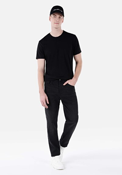 صورة من فضفاض مستقيم الخصر مستقيم الساق الجينز الأسود للرجال