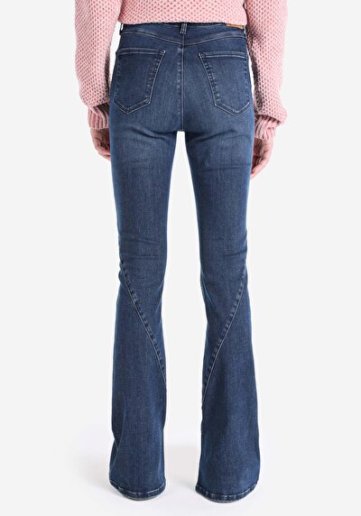 صورة من دينيم للنساء بناطيل