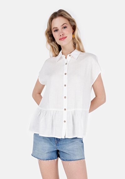 صورة من قميص عادي رقبة مستقيم قميص أبيض بأكمام قصيرة نسائي