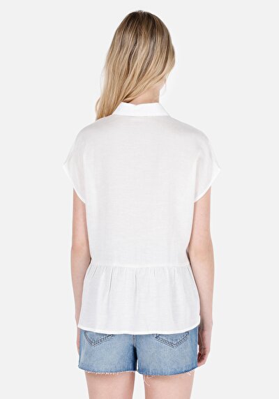 صورة من قميص عادي رقبة مستقيم قميص أبيض بأكمام قصيرة نسائي