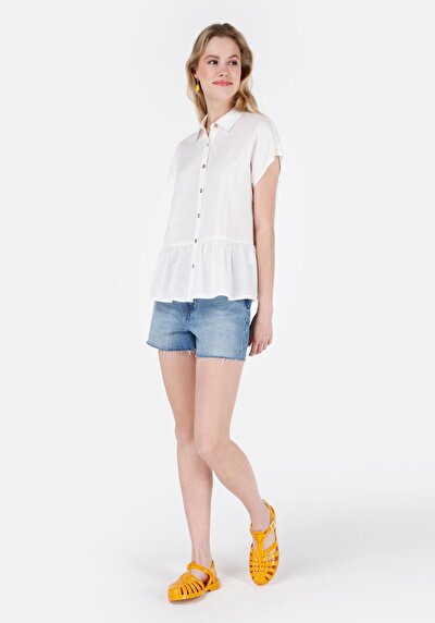 صورة من قميص عادي رقبة مستقيم قميص أبيض بأكمام قصيرة نسائي