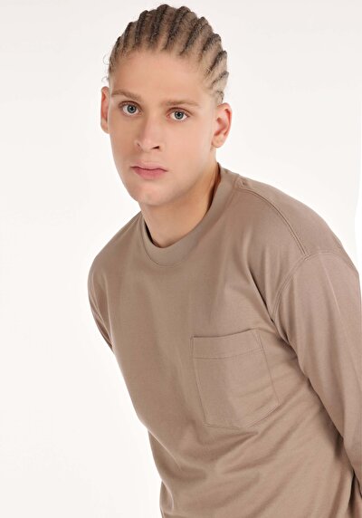 صورة من بيج للرجال تي شيرت كم طويل